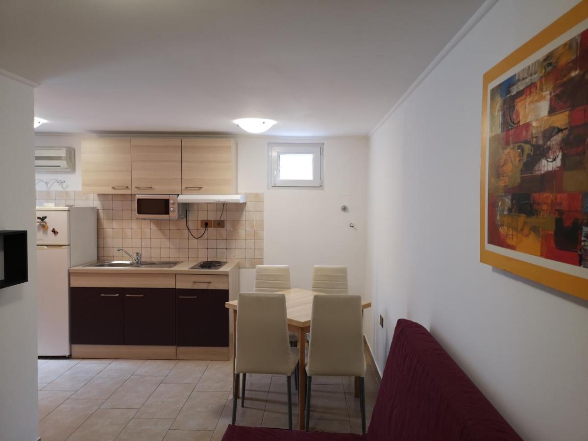 Apartment Sara Umag Bagian luar foto
