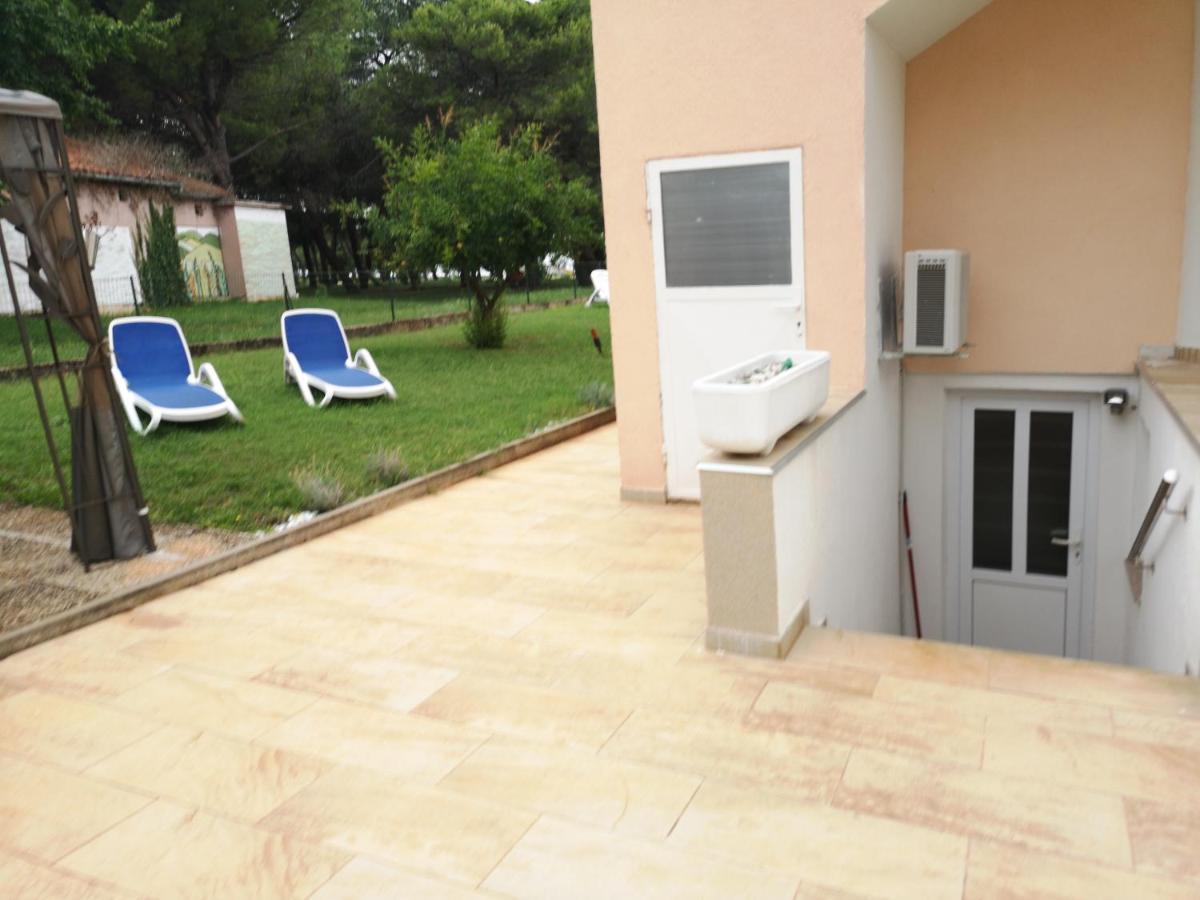 Apartment Sara Umag Bagian luar foto